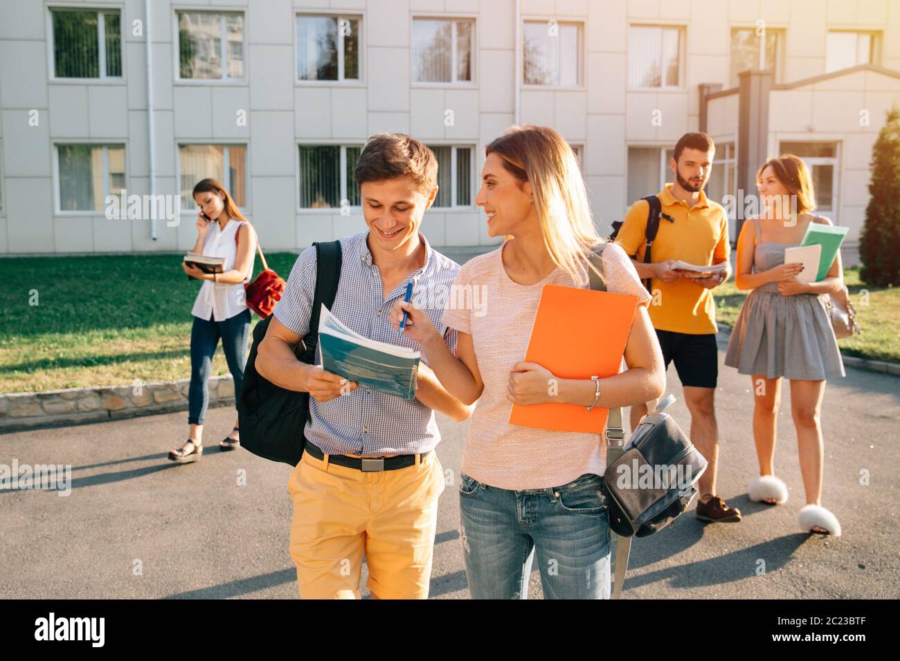 идти в университет. человек идет в школу. студенты в аудитории. анекдоты про студентов прикольные. студент заходит.